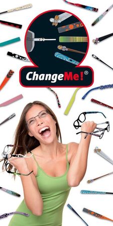 Frau mit Brille hält Wechselbügel, umgeben von bunten, austauschbaren Brillenbügeln.